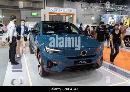 Bangkok, Thaïlande. 07 juillet 2023. Les visiteurs inspectent la voiture Volvo C 40 lors du Thailand Fast Auto Show 2023 au Bangkok International Trade and Exhibition Center (BITEC). Crédit : SOPA Images Limited/Alamy Live News Banque D'Images