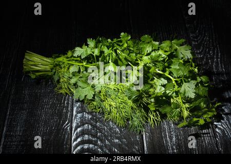 bouquet d'aneth de persil sur fond de bois Banque D'Images