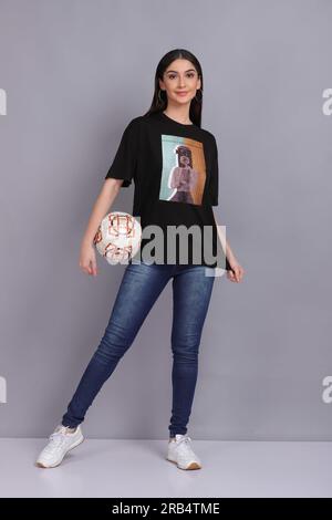 Modèle féminin portant T-shirt / T-shirt modèle Banque D'Images