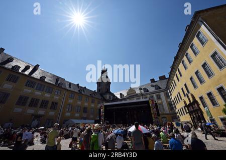 Rudolstadt, Allemagne. 07 juillet 2023. Hamilton de Holanda du Brésil joue dans la cour du château de Heidecksburg au Festival de Rudolstadt. Du 6 au 9 juillet, un programme avec des musiciens de différents pays sera offert. Le pays cible cette année est Cuba. Comme les années précédentes, les billets de saison 20 000 pour ce qui est prétendu être le plus grand festival de musique folk et roots en Allemagne sont vendus. Crédit : Martin Schutt/dpa/Alamy Live News Banque D'Images