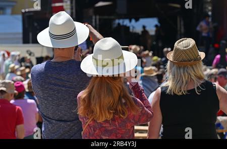 Rudolstadt, Allemagne. 07 juillet 2023. Hamilton de Holanda du Brésil joue dans la cour du château de Heidecksburg au Festival de Rudolstadt. Du 6 au 9 juillet, un programme avec des musiciens de différents pays sera offert. Le pays cible cette année est Cuba. Comme les années précédentes, les billets de saison 20 000 pour ce qui est prétendu être le plus grand festival de musique folk et roots en Allemagne sont vendus. Crédit : Martin Schutt/dpa/Alamy Live News Banque D'Images