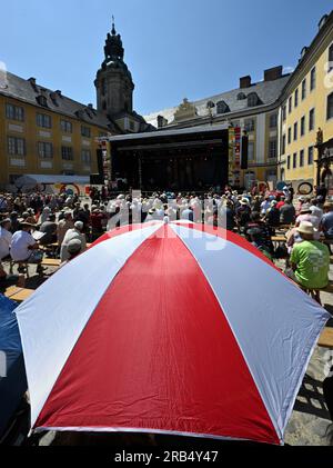 Rudolstadt, Allemagne. 07 juillet 2023. Hamilton de Holanda du Brésil joue dans la cour du château de Heidecksburg au Festival de Rudolstadt. Du 6 au 9 juillet, un programme avec des musiciens de différents pays sera offert. Le pays cible cette année est Cuba. Comme les années précédentes, les billets de saison 20 000 pour ce qui est prétendu être le plus grand festival de musique folk et roots en Allemagne sont vendus. Crédit : Martin Schutt/dpa/Alamy Live News Banque D'Images