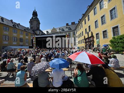 Rudolstadt, Allemagne. 07 juillet 2023. Hamilton de Holanda du Brésil joue dans la cour du château de Heidecksburg au Festival de Rudolstadt. Du 6 au 9 juillet, un programme avec des musiciens de différents pays sera offert. Le pays cible cette année est Cuba. Comme les années précédentes, les billets de saison 20 000 pour ce qui est prétendu être le plus grand festival de musique folk et roots en Allemagne sont vendus. Crédit : Martin Schutt/dpa/Alamy Live News Banque D'Images