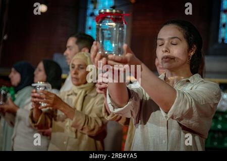 Londres, Royaume-Uni. 7 juillet 2023. Pièce de théâtre Olive JAR réalisée par Elias Matar. Joué dans le cadre du Festival Shubbak, Olive JAR célèbre l’héritage des Londoniens de l’Ouest de Syrie, d’Irak, de Palestine, du Liban, du Maroc, et au-delà. La pièce a été organisée à la suite d'ateliers avec la communauté locale et présente des histoires, des souvenirs et de la musique live. Olive JAR est co-commandé par Grand Junction et Shubbak Festival et se déroule sur le site de Grand Junction à partir du 6-8 mai. Crédit : Guy Corbishley/Alamy Live News Banque D'Images