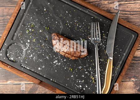 Meatball avec cheddar grillé sur la planche à découper en pierre dans le restaurant-grill Banque D'Images