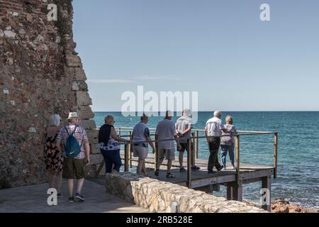 Route côtière sinueuse qui traverse les criques et les plages entre Pilons et le phare du Cap Salou. Tarragone, Côte d'Or, Catalogne. Banque D'Images