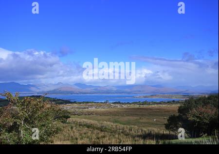 Vue du comté de Cork à travers Kenmare Bay vers les montagnes du comté de Kerry, Irlande - John Gollop Banque D'Images