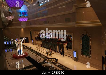 Macao, Chine juillet 2 2023 : belles lampes dans le hall du Grand Lisboa Palace. C'est le plus récent casino et hôtel de Macao et géré par SJM Resorts Banque D'Images