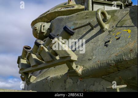 Gros plan des lance-roquettes à tourelle d'un vieux char, voiture blindée, vert militaire, M60 patton de l'armée américaine en Europe et plus tard du Spanis Banque D'Images