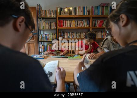 (230707) -- GONGSHAN, 7 juillet 2023 (Xinhua) -- des enfants lisent des livres à la bibliothèque 'Banshan Huayu' dans le village de Qiunatong, dans le canton de Bingzhongluo, dans le comté autonome de Gongshan Dulong et nu, préfecture autonome Lisu de Nujiang, province du Yunnan, au sud-ouest de la Chine, 5 juillet 2023. La rivière Nujiang, descendant des montagnes Tanggula sur le plateau Qinghai-Tibet, se fraie un chemin à travers les majestueuses montagnes du Yunnan où se forme un magnifique canyon. Niché à l'extrémité nord du canyon de la rivière Nujiang se trouve le village de Qiunatong, qui abrite une bibliothèque unique appelée 'Banshan Huayu' Banque D'Images