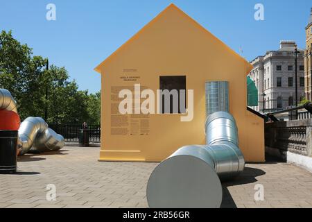 Londres, Royaume-Uni. 07 juillet 2023. 'Slackwater' est la première commission publique de Holly Hendry à Londres et sa plus vaste commission à ce jour. Conçue pour le jardin de l’artiste, cette œuvre spécifique au site occupe la vaste terrasse sur le toit de la station de métro Temple. « Slackwater » est un immense enchevêtrement sculptural qui « tisse l'histoire aqueuse de son emplacement au bord de la rivière, avec des références aux rythmes abstraits de la Tamise et aux mouvements liquides dans le corps humain ». Crédit : Waldemar Sikora/Alamy Live News Banque D'Images