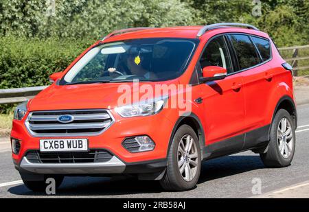 Milton Keynes, Royaume-Uni - 7 juillet 2023 : 2018 rouge FORD KUGA voiture voyageant sur une route du Royaume-Uni Banque D'Images