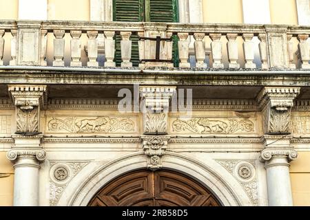 Détail des décorations sur la façade du Palazzo Toro, résidence de la famille Toro et plante pour la production de la liqueur Centerbe. Abruzzes Banque D'Images