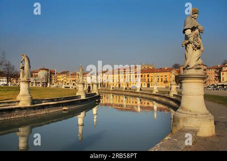 Prato della valle, Padoue, Vénétie, Italie Banque D'Images