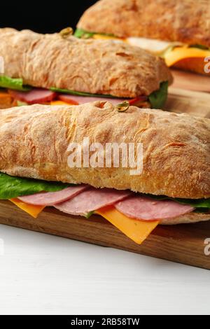 Sandwich Chiabatta avec jambon et fromage sur bois Banque D'Images