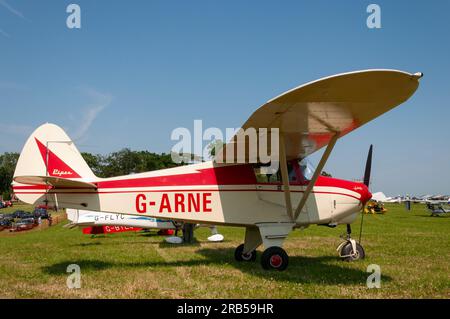 Avion Piper PA-22-108 Colt G-ARNE exposé lors d'un événement ailes et roues dans la campagne à Heveningham Hall. Fly-in rural dans le Suffolk Banque D'Images