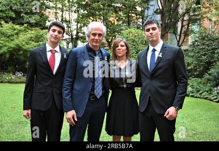 Milan, Italie pour les célébrations consacrées à la journée de l'indépendance de l'Argentine, le réalisateur et acteur Massimiliano Finazzer Flory a été récompensé par l'Ambassadeur Luis P. Niscovolos, avec une reconnaissance institutionnelle, pour «la diffusion de la culture Argentine à travers l'interprétation de la littérature, De la musique et de la philosophie du grand écrivain Jorge Luis Borges » qui a joué dans le spectacle accompagné à l’accordéon par Sergio Scappini au Società del Giardino sur la photo : Massimiliano Finazzer Flory avec sa femme et ses enfants Banque D'Images