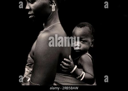 Femme avec enfant. Tambacounda. Sénégal. Afrique Banque D'Images