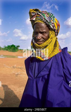 Portrait d'un homme portant des vêtements typiques au Mali. Banque D'Images