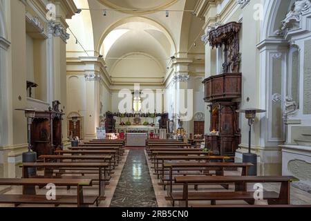 La nef principale de l'église de San Domenico di Guzmàn avec l'autel, le chœur en bois et la chaire en bois. Tocco da Casauria, province, Abruzzes Banque D'Images