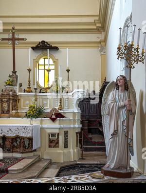 Aperçu de l'autel et du chœur en bois richement sculpté dans l'église dédiée à San Domenico di Guzmàn. Tocco da Casauria, province, Abruzzes, Italie Banque D'Images