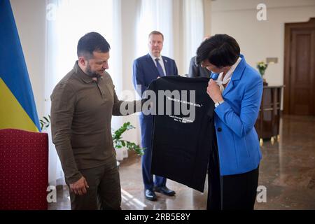 Prague, République tchèque. 07 juillet 2023. Le Président de la Chambre des députés tchèque Markéta Pekarová Adamová, à droite, remet au Président ukrainien Volodymyr Zelenskyy, à gauche, une chemise-cadeau lors d'une réunion au Parlement, le 7 juillet 2023 à Prague, en République tchèque. La chemise cite le Parlement tchèque après avoir voté pour déclarer la Russie comme un État terroriste. Crédit : Présidence ukrainienne/Présidence ukrainienne/Alamy Live News Banque D'Images