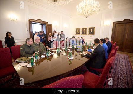 Prague, République tchèque. 07 juillet 2023. Le Président de la Chambre des députés tchèque Markéta Pekarová Adamová, à droite, lors d'une réunion bilatérale avec le Président ukrainien Volodymyr Zelenskyy, au centre gauche, et la délégation au Parlement, le 7 juillet 2023 à Prague, en République tchèque. Crédit : Présidence ukrainienne/Présidence ukrainienne/Alamy Live News Banque D'Images