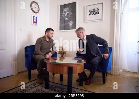 Prague, République tchèque. 07 juillet 2023. Le leader du Sénat tchèque Miloš Vystrčil, à droite, lors d’une rencontre bilatérale individuelle avec le président ukrainien Volodymyr Zelenskyy, à gauche, au Parlement, le 7 juillet 2023 à Prague, en République tchèque. Crédit : Présidence ukrainienne/Présidence ukrainienne/Alamy Live News Banque D'Images