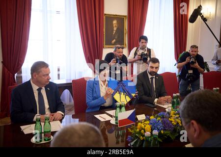 Prague, République tchèque. 07 juillet 2023. Le Président de la Chambre des députés tchèque Markéta Pekarová Adamová, au centre, lors d'une réunion bilatérale avec le Président ukrainien Volodymyr Zelenskyy et la délégation au Parlement, le 7 juillet 2023 à Prague, République tchèque. Crédit : Présidence ukrainienne/Présidence ukrainienne/Alamy Live News Banque D'Images