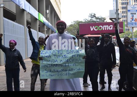 Nairobi, Kenya. 07 juillet 2023. Des militants chantent des slogans tout en brandissant des pancartes lors d'une manifestation anti-gouvernementale baptisée « Saba Saba » dans le quartier central des affaires de Nairobi. (Photo de John Ochieng/SOPA Images/Sipa USA) crédit : SIPA USA/Alamy Live News Banque D'Images