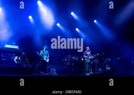 L'auteur-compositeur italien Daniele Silvestri se produit en live avec le groupe lors du festival des fleurs à Turin, en Italie Banque D'Images