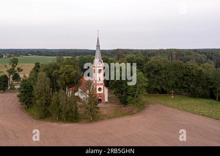 Paysage printanier avec église luthérienne évangélique de Krimulda, Lettonie, vue aérienne Banque D'Images