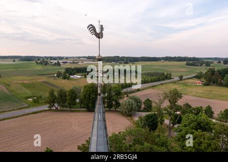 Tour de l'église luthérienne évangélique de Krimulda avec coq, gros plan, Lettonie, vue aérienne Banque D'Images