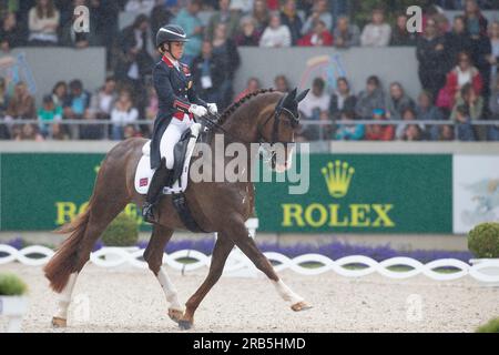 Aix-la-Chapelle, Deutschland. 01 juillet 2023. Charlotte DUJARDIN (GBR) sur Imhotep, action, sous la pluie, à l'épreuve, dressage D6 : Prix MEGGLE, 2e épreuve de la Lambertz Nations Cup, Grand Prix spécial CDIO5*, le 1 juillet 2023, Festival équestre mondial, CHIO Aix-la-Chapelle 2022 à partir de 23.06. - 02.07.2022 à Aix-la-Chapelle/Allemagne ; crédit : dpa/Alamy Live News Banque D'Images