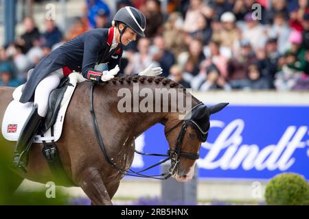 Charlotte DUJARDIN (GBR) sur Imhotep, loue son cheval, rit, joie, après le test, Dressage D6 : Prix MEGGLE, 2e épreuve de la Lambertz Nations Cup, Grand Prix spécial CDIO5*, le 1 juillet 2023, Festival équestre mondial, CHIO Aachen 2022 à partir de 23.06. - 02.07.2022 à Aix-la-Chapelle/Allemagne; Banque D'Images