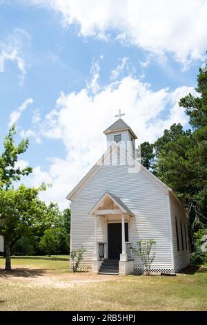 Petite maison blanche d'église de campagne Banque D'Images