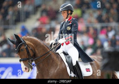 Aix-la-Chapelle, Deutschland. 01 juillet 2023. Charlotte DUJARDIN (GBR) sur Imhotep, action, sous la pluie, à l'épreuve, dressage D6 : Prix MEGGLE, 2e épreuve de la Lambertz Nations Cup, Grand Prix spécial CDIO5*, le 1 juillet 2023, Festival équestre mondial, CHIO Aix-la-Chapelle 2022 à partir de 23.06. - 02.07.2022 à Aix-la-Chapelle/Allemagne ; crédit : dpa/Alamy Live News Banque D'Images