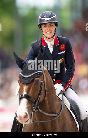 Charlotte DUJARDIN (GBR) sur Imhotep, loue son cheval, jubilation, rires, joie, Après l'épreuve, dressage D6 : Prix MEGGLE, 2e épreuve de la Lambertz Nations Cup, Grand Prix spécial CDIO5*, le 1 juillet 2023, Festival équestre mondial, CHIO Aix-la-Chapelle 2022 à partir de 23.06. - 02.07.2022 à Aix-la-Chapelle/Allemagne; Banque D'Images