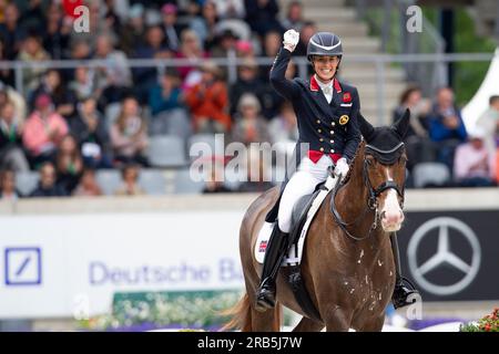 Charlotte DUJARDIN (GBR) sur Imhotep, poing serré, jubilation, rires, joie, Après l'épreuve, dressage D6 : Prix MEGGLE, 2e épreuve de la Lambertz Nations Cup, Grand Prix spécial CDIO5*, le 1 juillet 2023, Festival équestre mondial, CHIO Aix-la-Chapelle 2022 à partir de 23.06. - 02.07.2022 à Aix-la-Chapelle/Allemagne; Banque D'Images