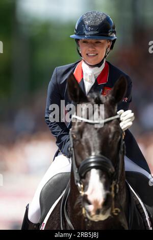 Charlotte FRY (GBR) sur Everdale, rires, joie, louange son cheval après le test, dressage D6 : Prix MEGGLE, 2e test de la Lambertz Nations Cup, Grand Prix spécial CDIO5*, le 1 juillet 2023, Festival équestre mondial, CHIO Aix-la-Chapelle 2022 à partir de 23.06. - 02.07.2022 à Aix-la-Chapelle/Allemagne; Banque D'Images