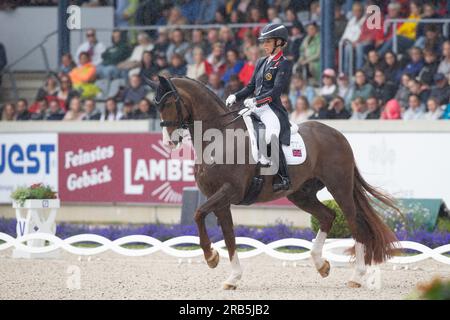 Aix-la-Chapelle, Deutschland. 01 juillet 2023. Charlotte DUJARDIN (GBR) sur Imhotep, action, sous la pluie, à l'épreuve, dressage D6 : Prix MEGGLE, 2e épreuve de la Lambertz Nations Cup, Grand Prix spécial CDIO5*, le 1 juillet 2023, Festival équestre mondial, CHIO Aix-la-Chapelle 2022 à partir de 23.06. - 02.07.2022 à Aix-la-Chapelle/Allemagne ; crédit : dpa/Alamy Live News Banque D'Images