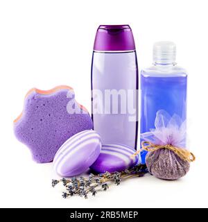 Savon, shampooing, fleurs de lavande et autres produits d'hygiène isolés sur fond blanc. Banque D'Images