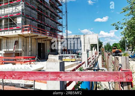 Chantier de construction sur lequel des fondations en béton et des murs en béton sont érigés Banque D'Images