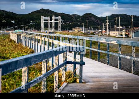 Promenade en bois en bord de mer avec balustrade surplombant le pont élévateur Shae le long de la côte est du Canada à Placentia, Terre-Neuve. Banque D'Images