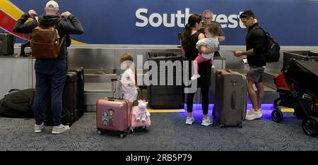 Milwaukee, Wisconsin, États-Unis. 7 juillet 2023. Tôt le matin, les passagers de Southwest Airlines s'enregistrent à l'aéroport international General Mitchell de Milwaukee, Wisconsin, le mercredi 5 juillet 2023. (Image de crédit : © Mark Hertzberg/ZUMA Press Wire) USAGE ÉDITORIAL SEULEMENT! Non destiné à UN USAGE commercial ! Banque D'Images