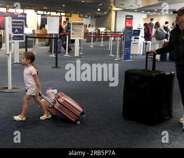 Milwaukee, Wisconsin, États-Unis. 7 juillet 2023. Tôt le matin, les passagers de Southwest Airlines s'enregistrent à l'aéroport international General Mitchell de Milwaukee, Wisconsin, le mercredi 5 juillet 2023. (Image de crédit : © Mark Hertzberg/ZUMA Press Wire) USAGE ÉDITORIAL SEULEMENT! Non destiné à UN USAGE commercial ! Banque D'Images