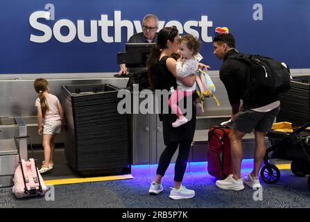 Milwaukee, Wisconsin, États-Unis. 7 juillet 2023. Tôt le matin, les passagers de Southwest Airlines s'enregistrent à l'aéroport international General Mitchell de Milwaukee, Wisconsin, le mercredi 5 juillet 2023. (Image de crédit : © Mark Hertzberg/ZUMA Press Wire) USAGE ÉDITORIAL SEULEMENT! Non destiné à UN USAGE commercial ! Banque D'Images