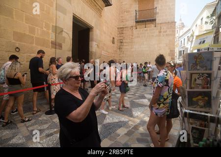 Malaga, Espagne. 07 juillet 2023. Les touristes attendent dans une file d'attente pour entrer à l'intérieur du musée Picasso dans le centre de Malaga. L'Espagne a enregistré un nombre record de visites touristiques internationales au cours des premiers mois de l'année, ainsi qu'une augmentation des dépenses touristiques selon l'Institut national de la statistique. Le tourisme britannique continue d'être l'un des plus importants en Espagne. (Photo Jesus Merida/SOPA Images/Sipa USA) crédit : SIPA USA/Alamy Live News Banque D'Images