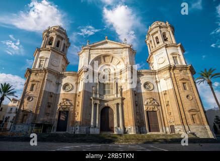 Vue sur la belle façade baroque de la cathédrale de Cadix, Andalousie, avec éclairage de jour Banque D'Images