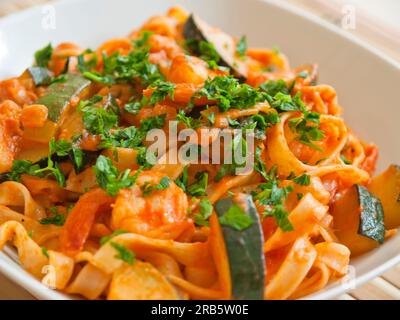 Tagliatelles aux courgettes et crevettes Banque D'Images